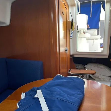 Ma Choune Bateau A Quai Village Naturiste 船上ホテル *